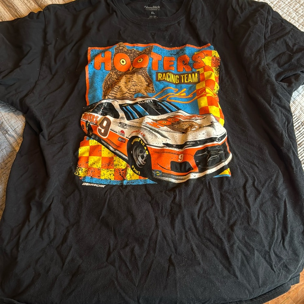 Men’s NASCAR hooters racing T-shirt size XL